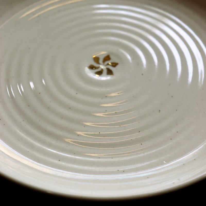 Close up on the ribbed detail on the Beige Ganga Dinner Plate - a beige and 24-karat gold ceramic plate you can buy online at Sukham Home, a sustainable furniture, gardening and home decor store in Kolkata, India