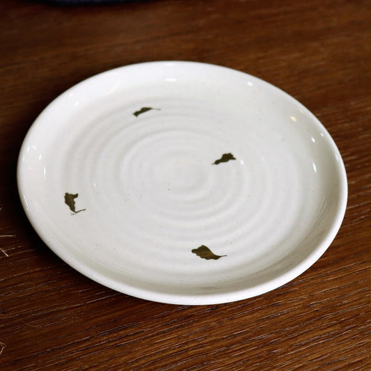 Close up of the gold flakes on the Beige Ganga Quarter Plate, an off-white and 24-karat gold ceramic small plate you can buy online at Sukham Home, a sustainable furniture, gardening and home decor store in Kolkata, India
