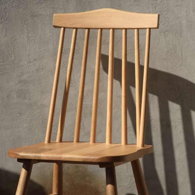 Top of the Oak Natural String Chair, a solid wood Windsor dining seat you can buy online at Sukham Home, a sustainable furniture and home decor store in Kolkata, India