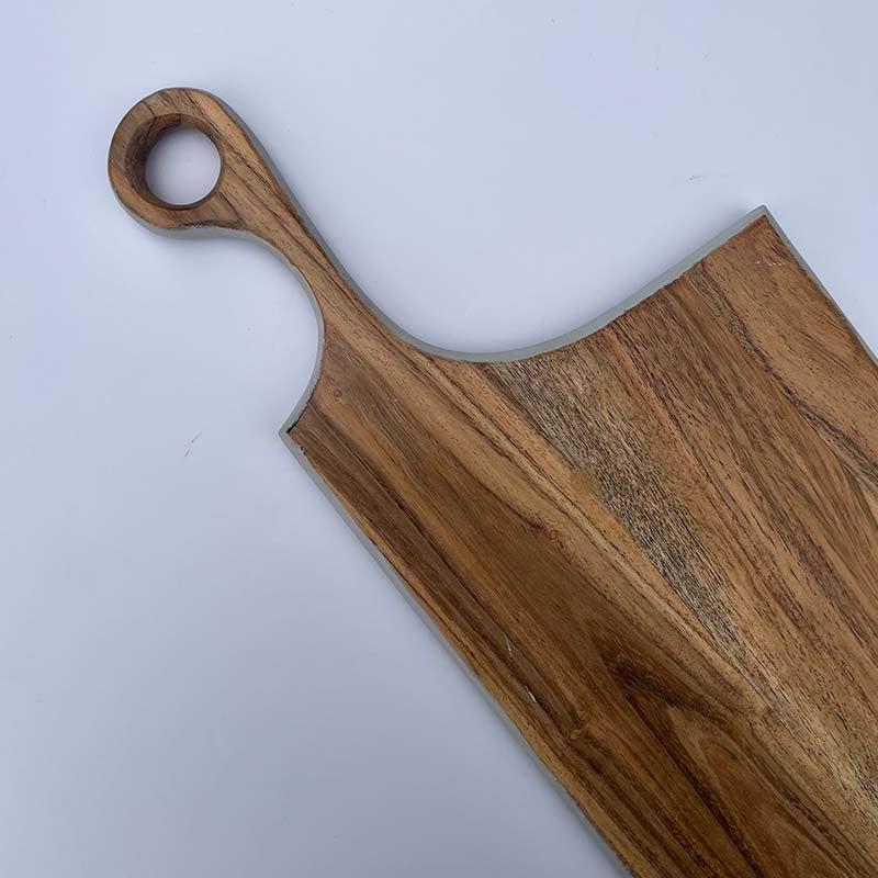 Close up of the handle of the Tokyo Acacia Wooden Platter, a solid wood cheeseboard you can buy online at Sukham Home, a sustainable furniture, kitchen & dining and home decor store in Kolkata, India